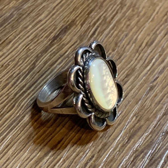 Vintage Mother of Pearl Sterling Silver Ring - Picture 5 of 8